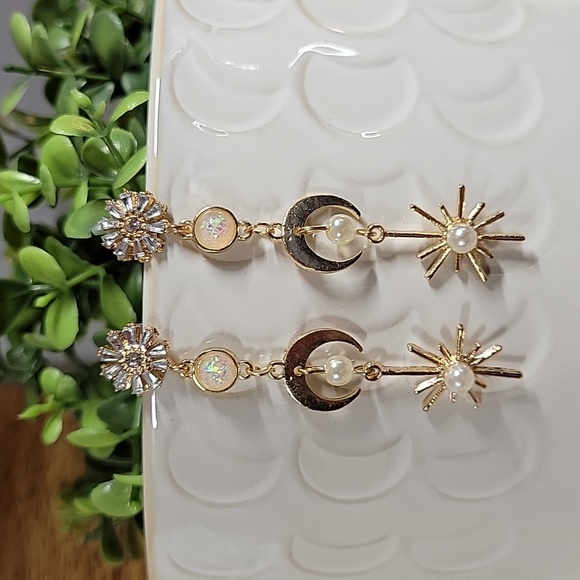 🔥LAST PAIR🔥 Celestial Holiday MCM Dangle Earrings - Picture 5 of 6